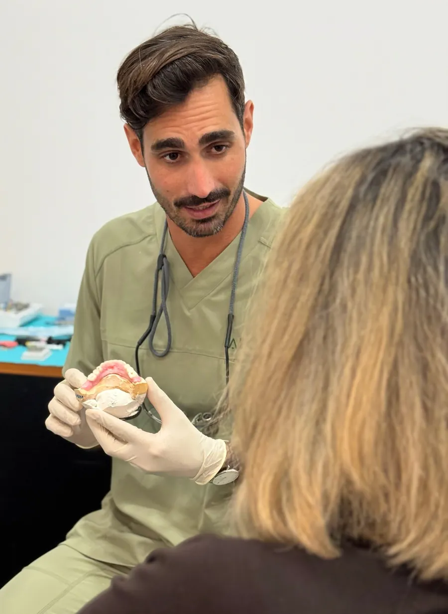 Un doctor de Clínica Aluma explicando un tratamiento a una paciente