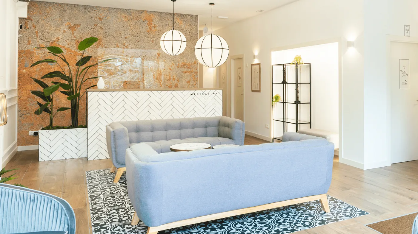 Recepción y sala de espera de Clínica Aluma en Vilagarcía de Arousa