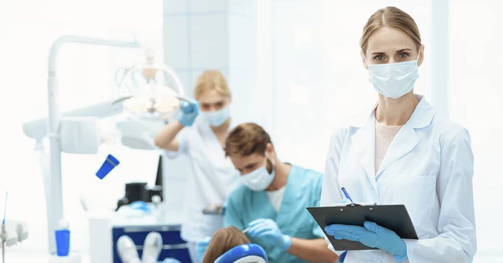 cómo cuidar tus implantes dentales correctamente